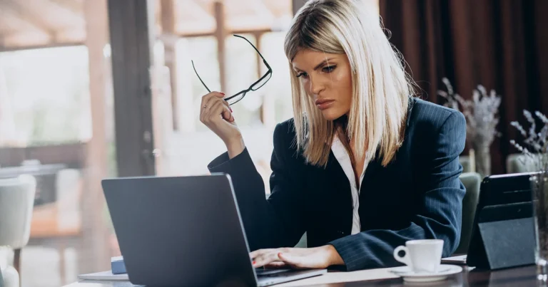 Kdy je správná chvíle jít k právníkovi – a kdy už může být pozdě
